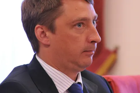 Депутат Ярославской областной Думы Владимир Тихомиров строительство бани в Борисоглебском районе почему-то увязал с борьбой с алкоголем. Фото с заседания Думы