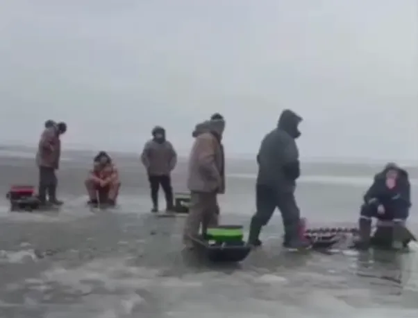 Восемь рыбаков унесло на льдине по Рыбинскому водохранилищу