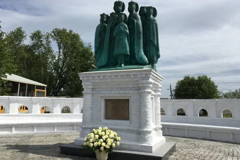 В Ярославской области открыли памятник Царской семье