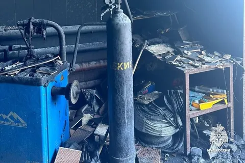 В МЧС назвали причину пожара в ярославской автомастерской