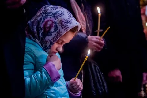 Сергей Ястребов принял участие в пасхальной службе в Успенском кафедральном соборе