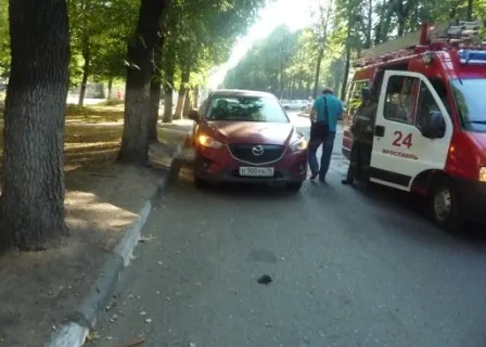 В Ярославле рейсовый автобус № 30 врезался в стоящую «Мазду»