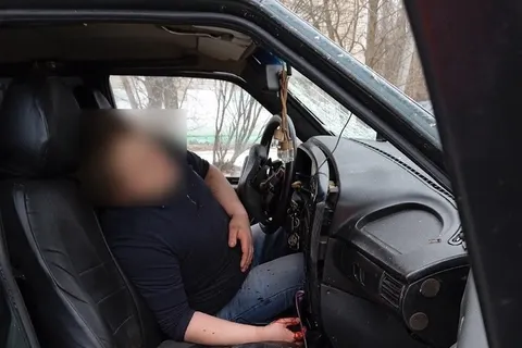 Капот в крови: в Ярославле легковушка врезалась в здание