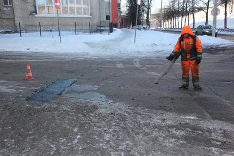 На улице Терешковой в Ярославле провели аварийно-ямочный ремонт
