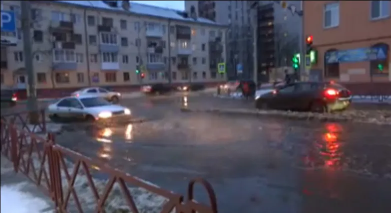 Улицу Победы в Ярославле затопило