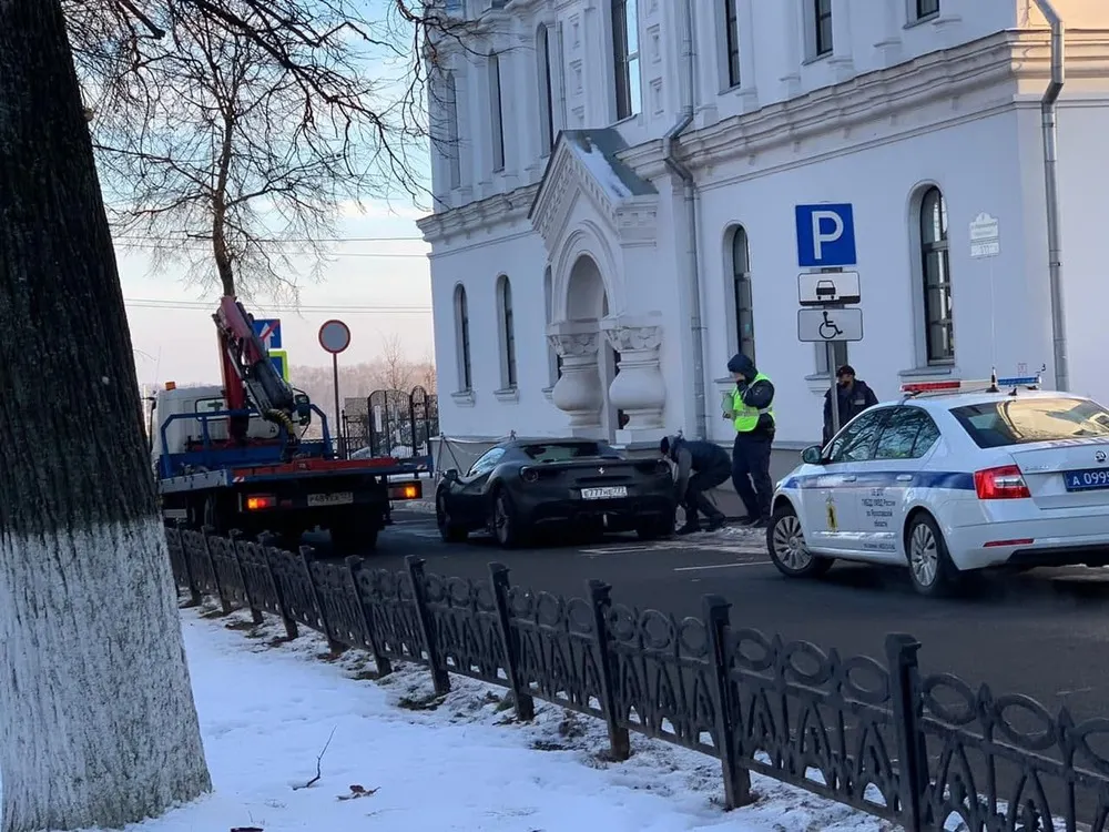 В центре Ярославля эвакуируют шикарное авто депутата