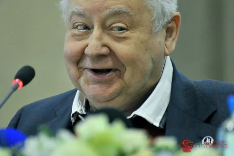 Олег Табаков в Ярославле дал пресс-конференцию. Фоторепортаж