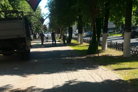 Ярославские арки-сердца затягивают зелеными тряпками