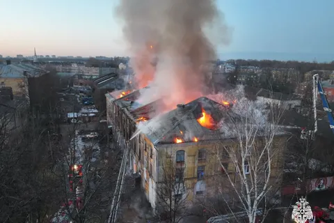 В Ярославле полыхает многоквартирный дом на Стачек