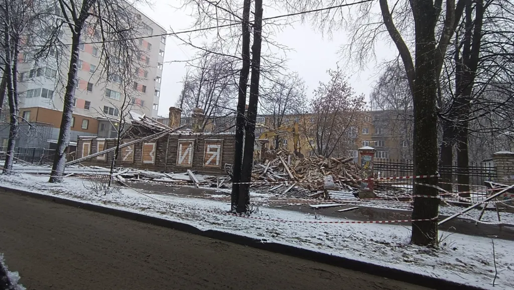 В Ярославле сносят столетний «шведский дом»