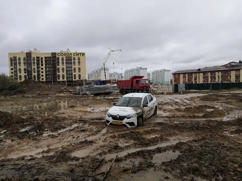 В Ярославле автомобиль такси застрял в грязи