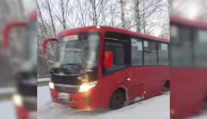 В Ярославле у красной маршрутки оторвало колесо: видео