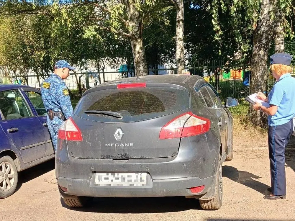 Должница лишилась авто у здания суда в Ярославле