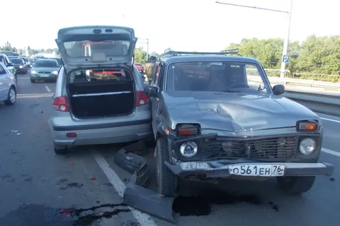Вечером воскресенья на Московском проспекте в Ярославле столкнулись сразу четыре машины