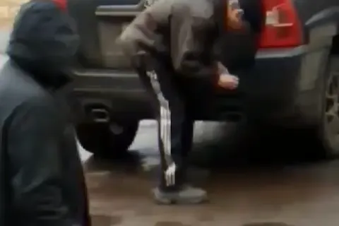 Житель Рыбинска пытается поджечь припаркованное на газоне авто: видео