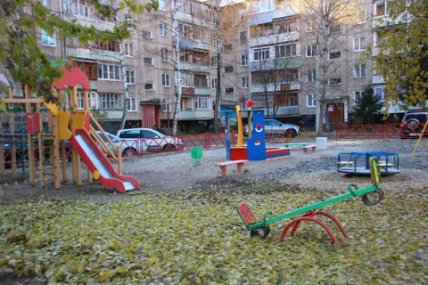 В Заволжском районе Ярославля устанавливают новый игровой комплекс для детей