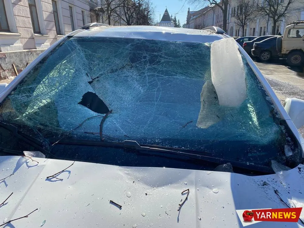 В центре Ярославля льдина протаранила иномарку