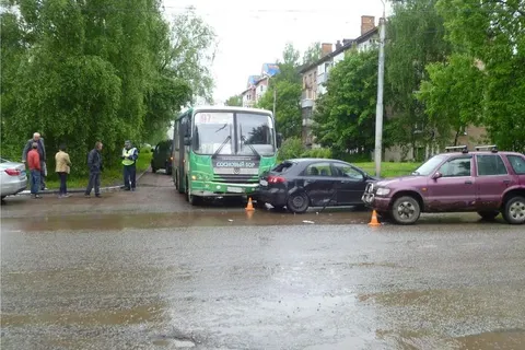 В Ярославле «Шевроле» столкнулся с «Киа» и отлетел на автобус
