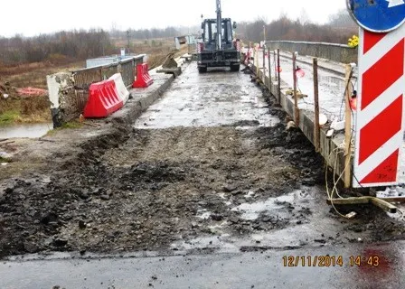 В Ярославской области продолжается ремонт моста через реку Ухтому