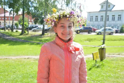 В Вятском плели венки и пускали их по воде