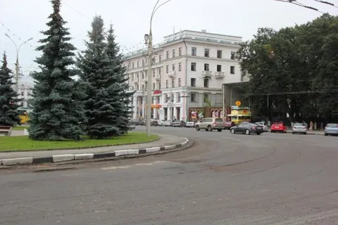 На площади Волкова в центре Ярославля идет ремонт