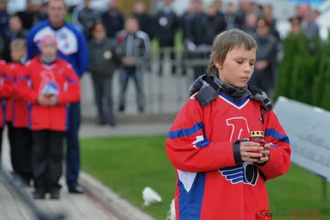 Сегодня в Ярославле в день гибели хоккеистов «Локомотива» открыт монумент «Хоккейное братство». Фоторепортаж