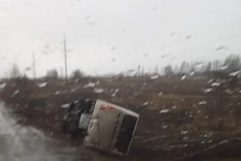 «Объезжал ямы»: под Ярославлем перевернулся автобус