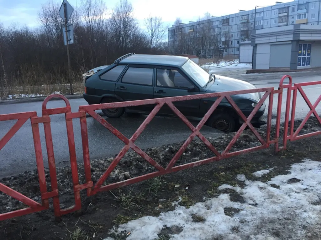 В Ярославле легковушка провалилась под асфальт - фото