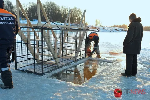 В Ярославской области в Крещение по данным МЧС в прорубь окунулось около девяти тысяч человек. С фото