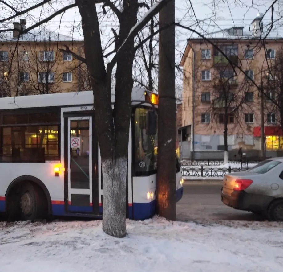 В Ярославле автобус врезался в столб