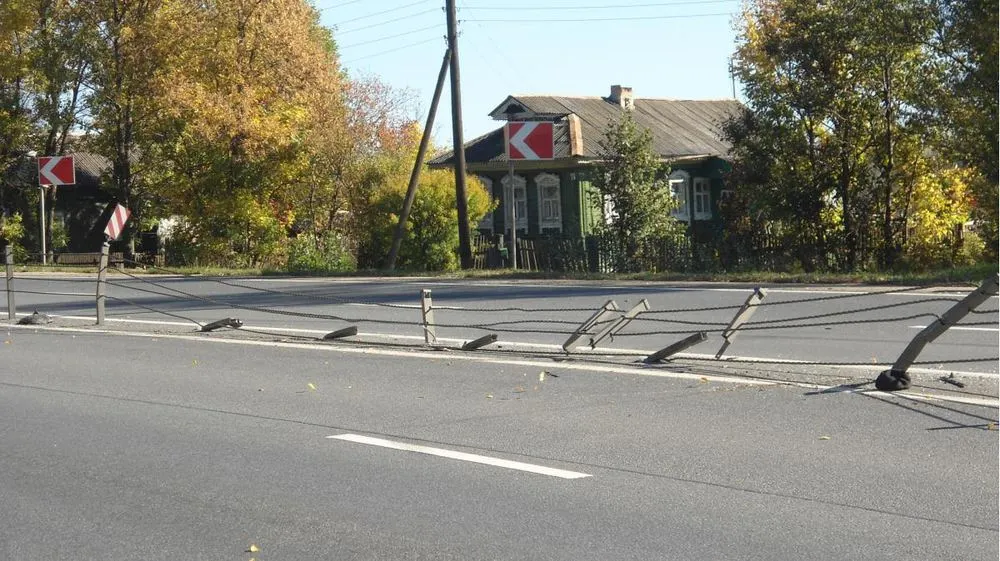 В Ярославской области «Рено» снес 18 метров тросового ограждения