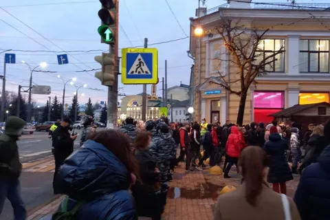 Колонна протестующих покидает место митинга в Ярославле