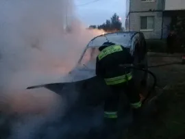 В Ярославле на парковке у дома сгорели три легковушки