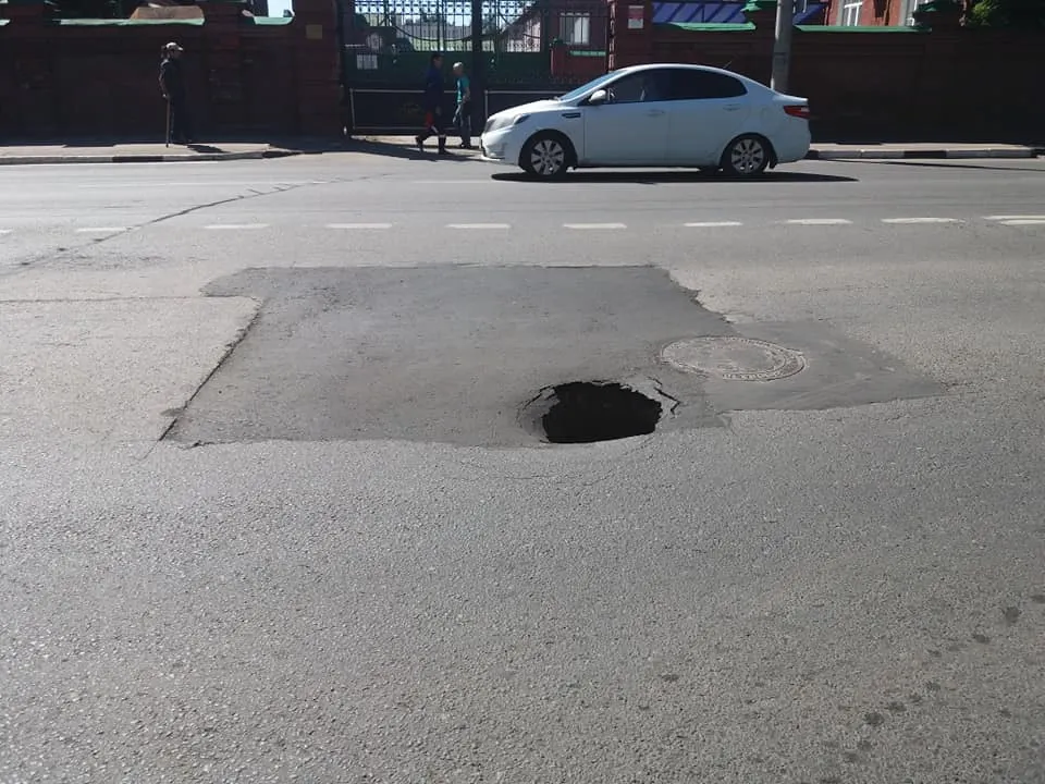 В центре Ярославле на проезжей части опять провалился асфальт