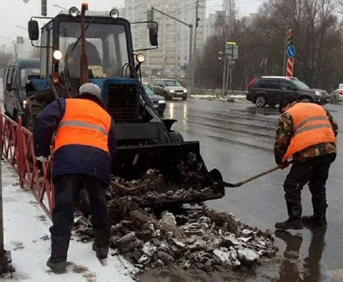  В Ярославле дороги обрабатывают реагентами даже в дождь!