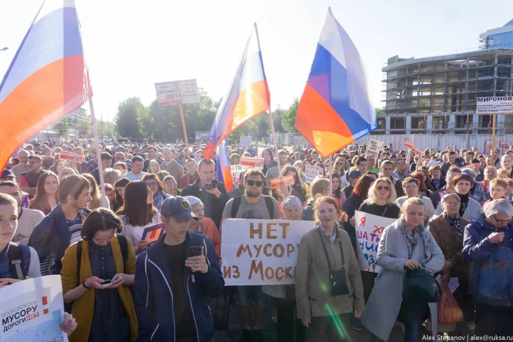 В Ярославле прошел очередной митинг против ввоза «московского мусора»