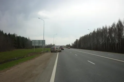 В Ярославской области на автодороге Холмогоры Ниссан врезался в опору электроосвещения