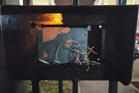 Жители дома в Ярославле объявили охоту на вандала