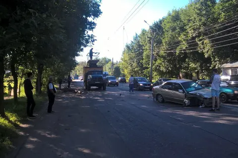 Легковушка снесла столб в Ярославле
