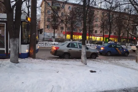 В Ярославле автобус врезался в столб