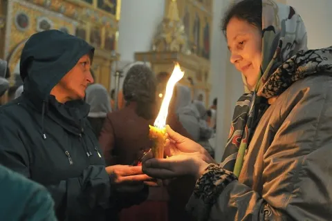 В Ярославль прибыл благодатный огонь. Фоторепортаж
