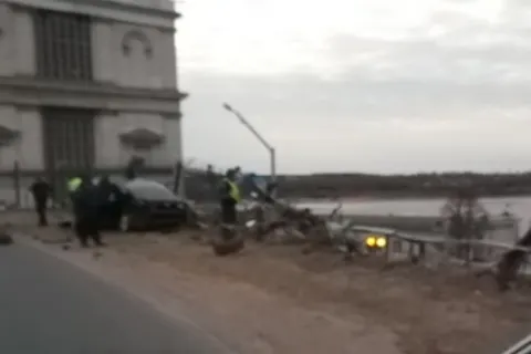 В Рыбинске иномарка снесла металлический забор около ГЭС