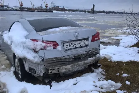 Вот это подарок: в Рыбинске к берегу прибило утонувший Лексус
