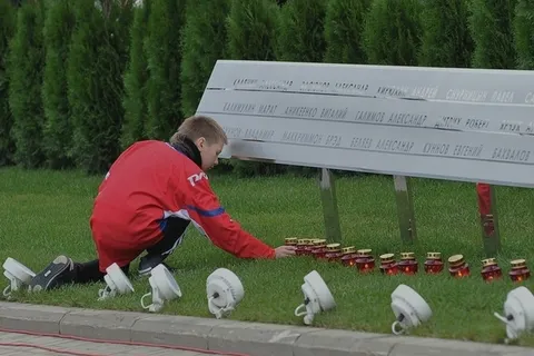 Сегодня в Ярославле в день гибели хоккеистов «Локомотива» открыт монумент «Хоккейное братство». Фоторепортаж