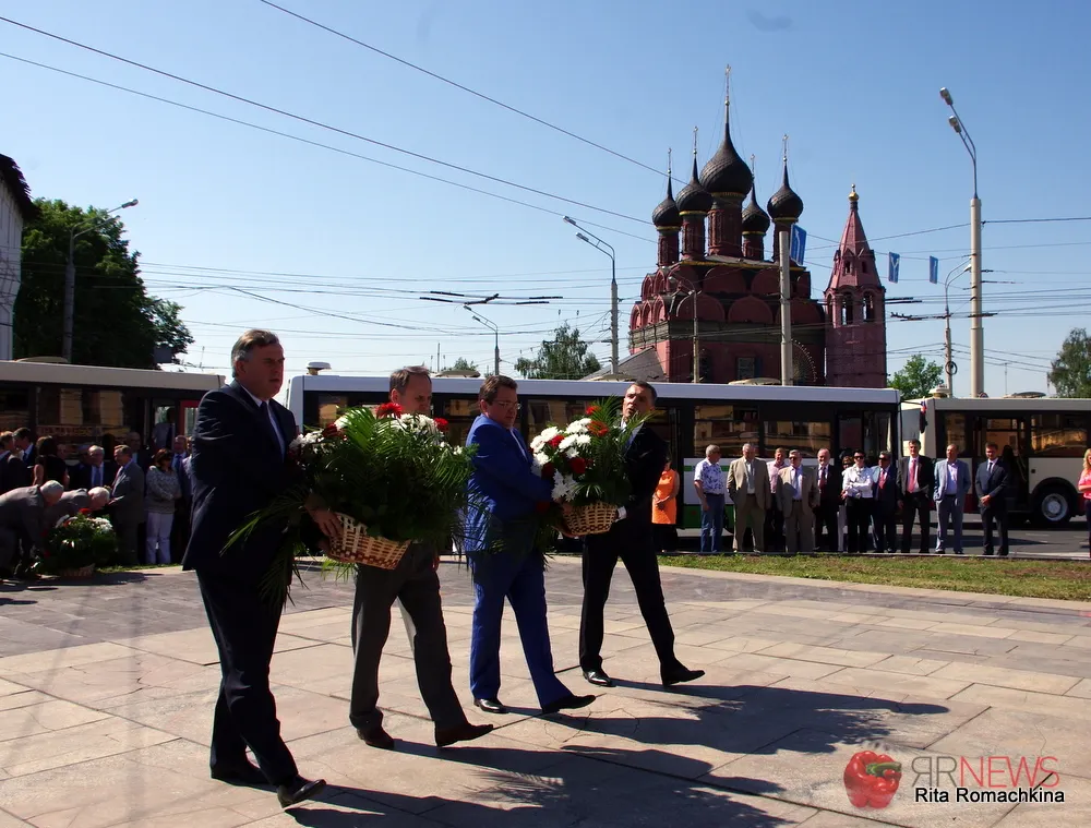 День города в Ярославле начался с возложения цветов к памятнику Ярославу Мудрому
