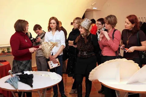 В Ярославском музее-заповеднике открылась выставка «Мода на бисер».  С фото