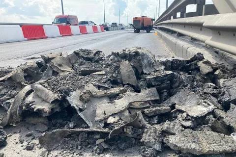 На Октябрьском мосту в Ярославле работает 9 человек
