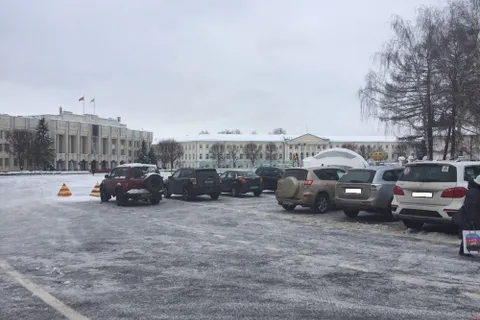 Знак замотали пакетом: на Советской площади вновь устроили парковку