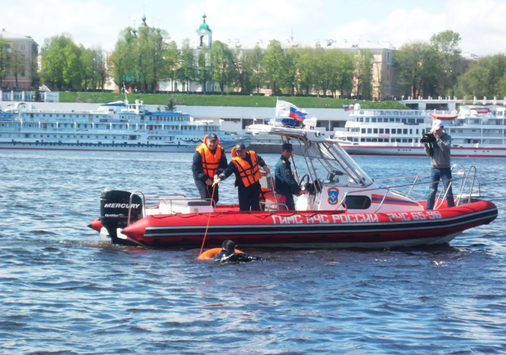 В Ярославле на Тверицком пляже прошла тренировка по спасению на воде