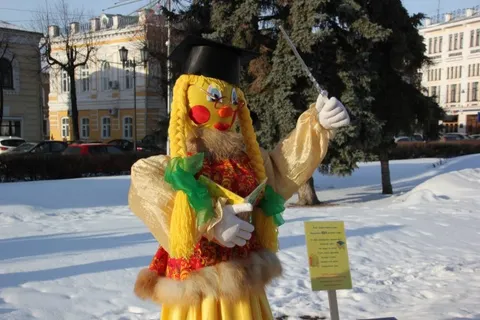 В центре Ярославля начали устанавливать масленичных кукол